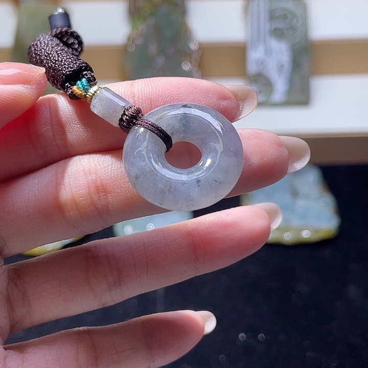 翡翠未镶嵌颈饰乌鸡