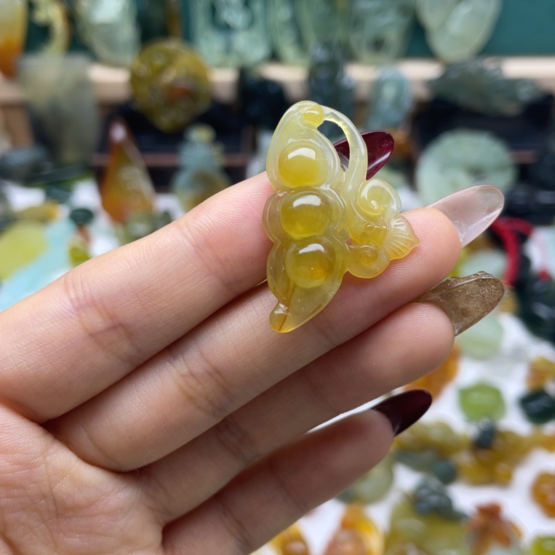 蛇纹石玉颈饰未镶嵌