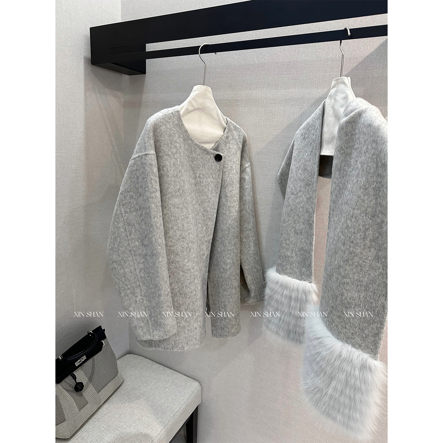 新山 XINSHAN 灰色围巾披肩大衣2025年冬季新款慵懒感气质外套