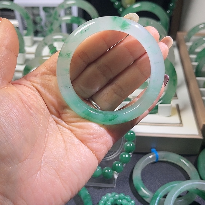 石英质玉手镯未镶嵌