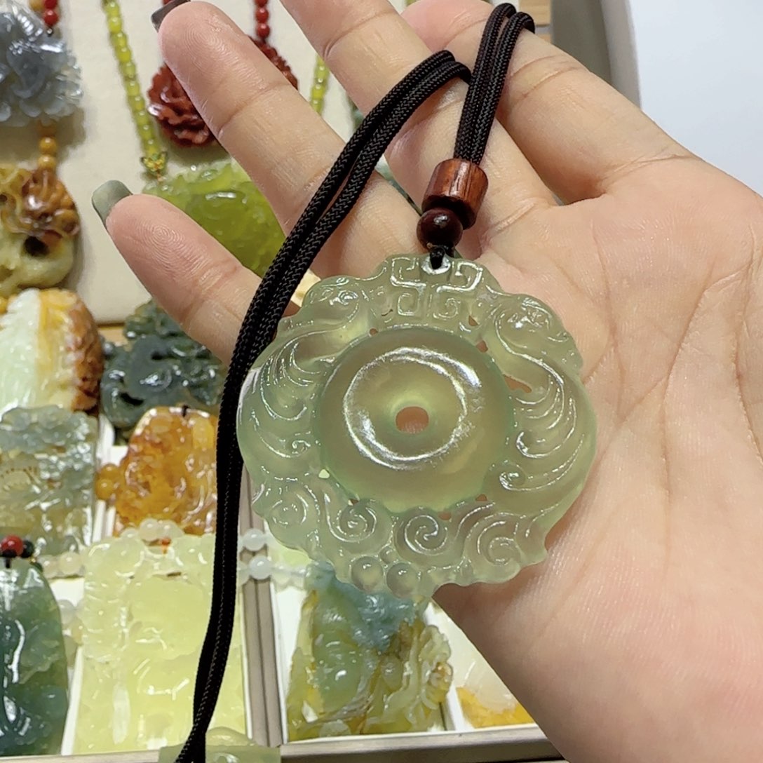 未镶嵌蛇纹石玉吊坠