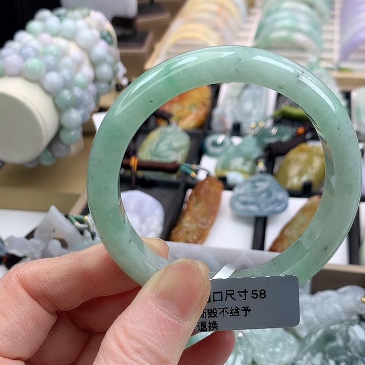 翡翠手镯未镶嵌吊坠