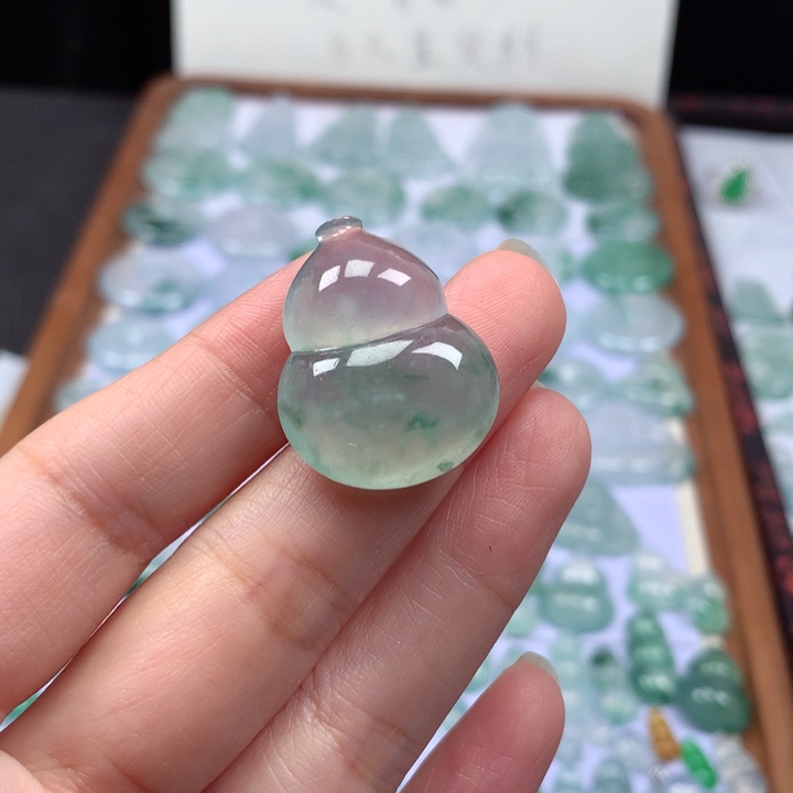 颈饰未镶嵌翡翠冰种飘花大葫芦