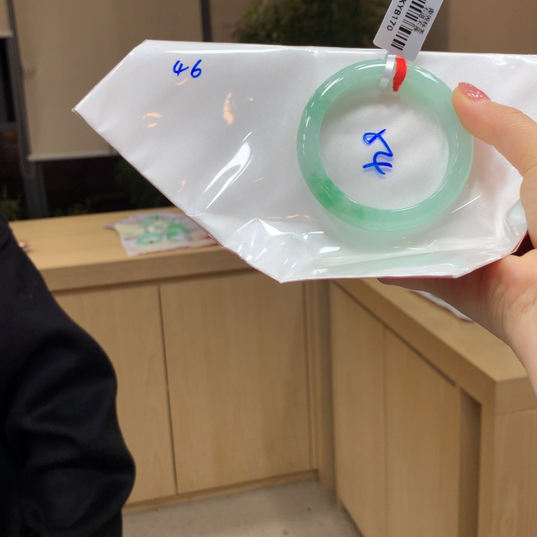 翡翠手镯未镶嵌不退不换