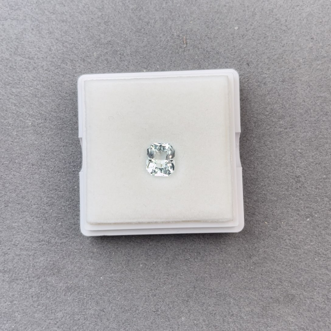 海蓝宝石裸石未镶嵌天然全净无瑕1.89CT
