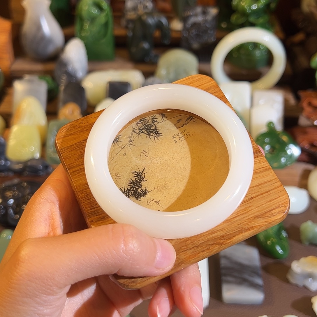 月***胧和田玉未镶嵌颈饰