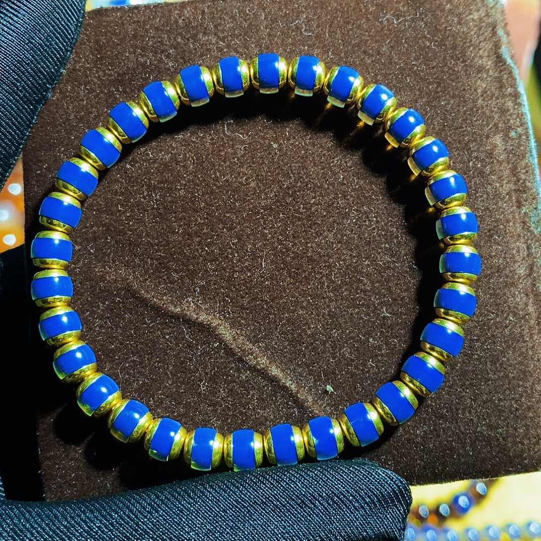 蓝珀裸石18K金镶嵌多米天空蓝萤火虫6mm收藏级