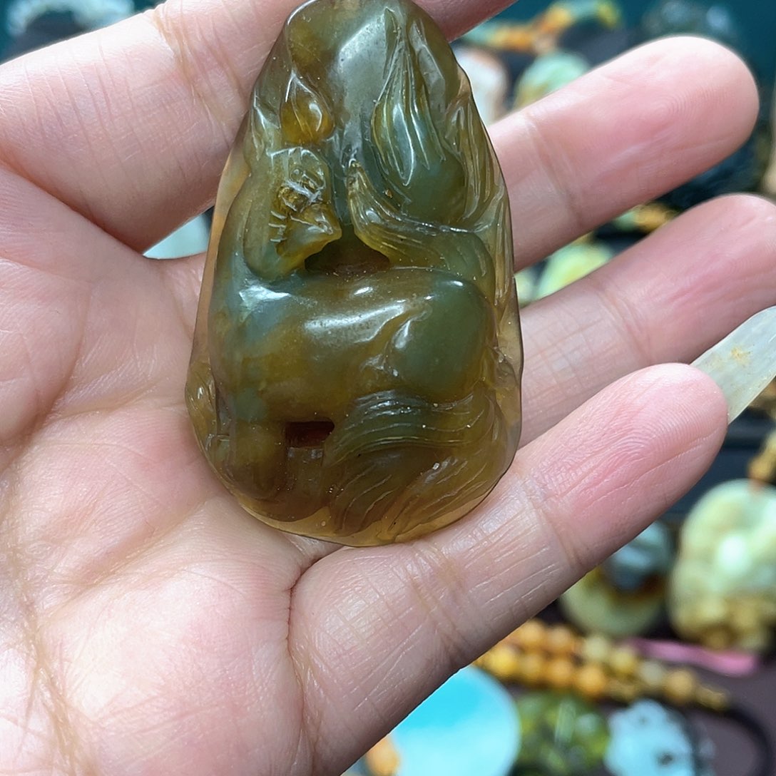 蛇纹石玉颈饰未镶嵌
