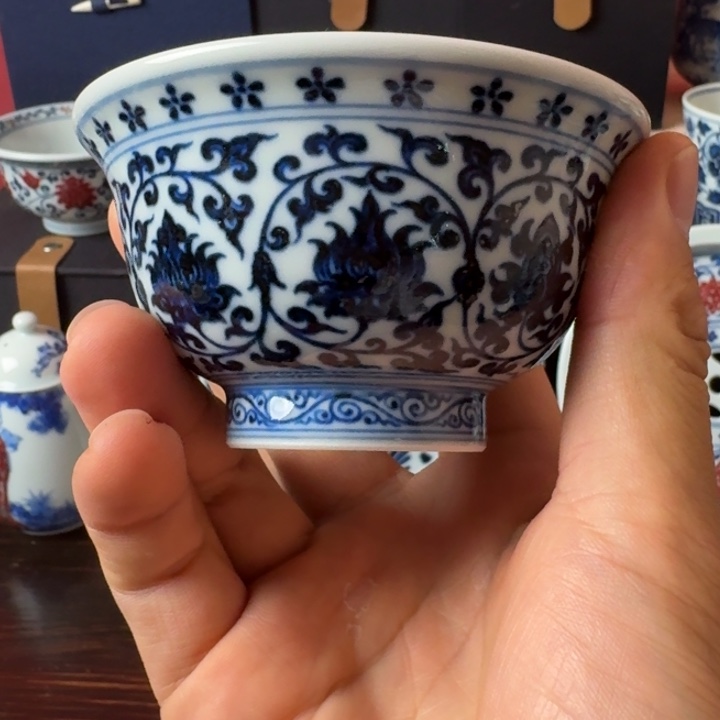 柴窑青花缠枝莲主人杯