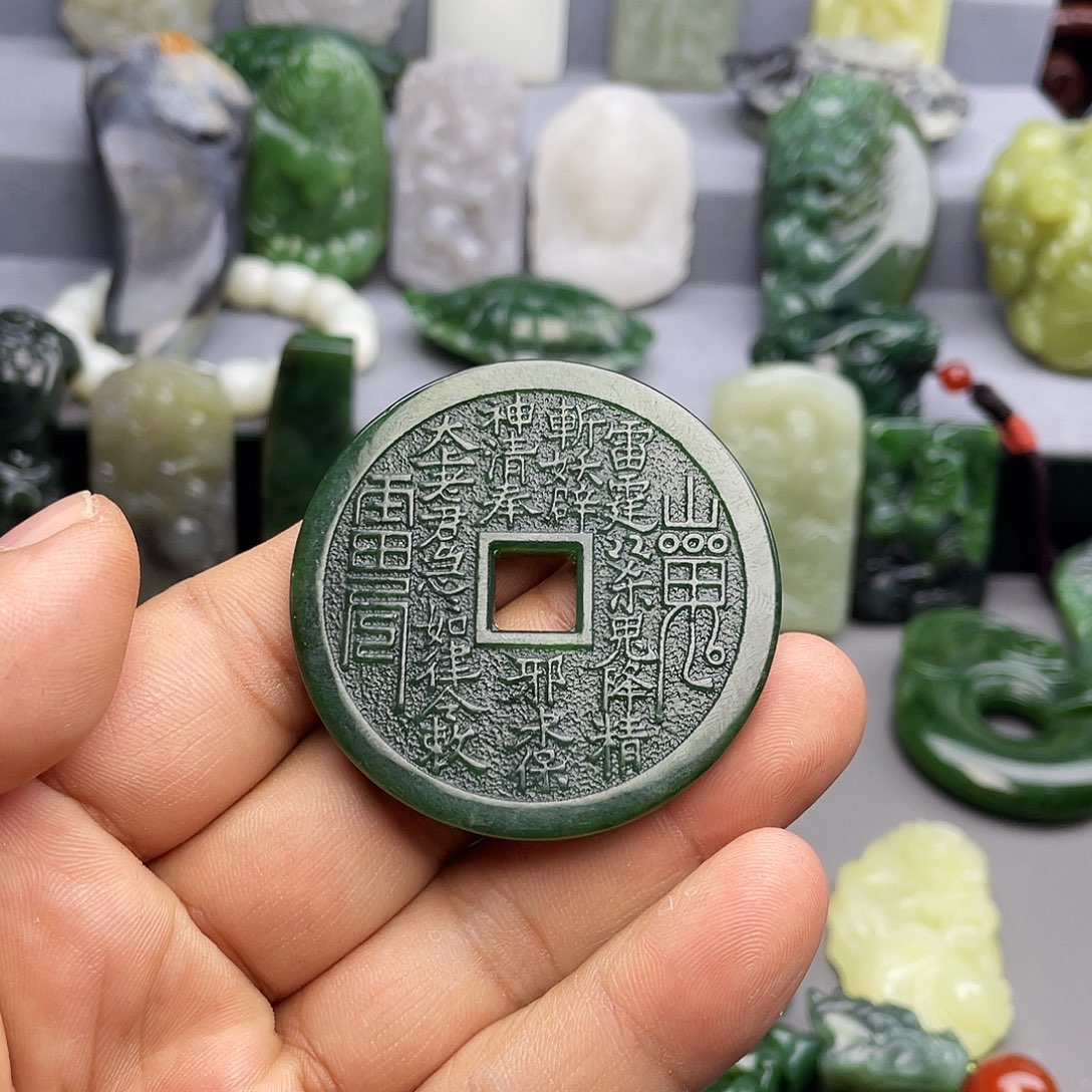 ****刀和田玉未镶嵌颈饰