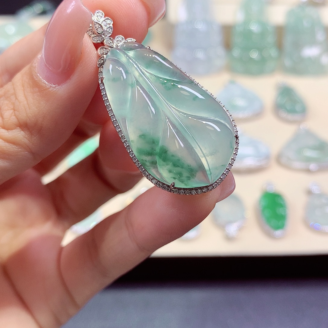 翡翠18K金镶嵌颈饰翡翠