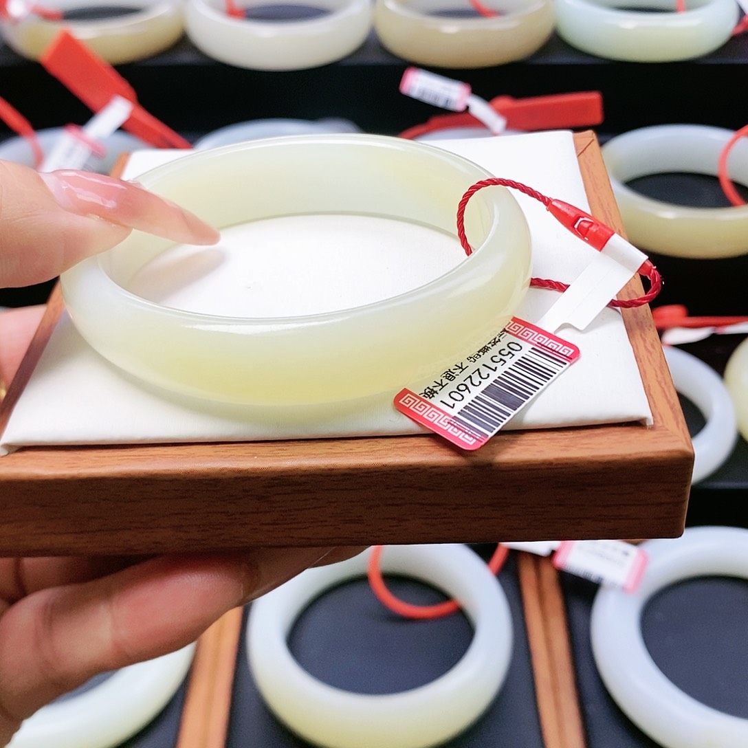 超***螂和田玉未镶嵌手镯