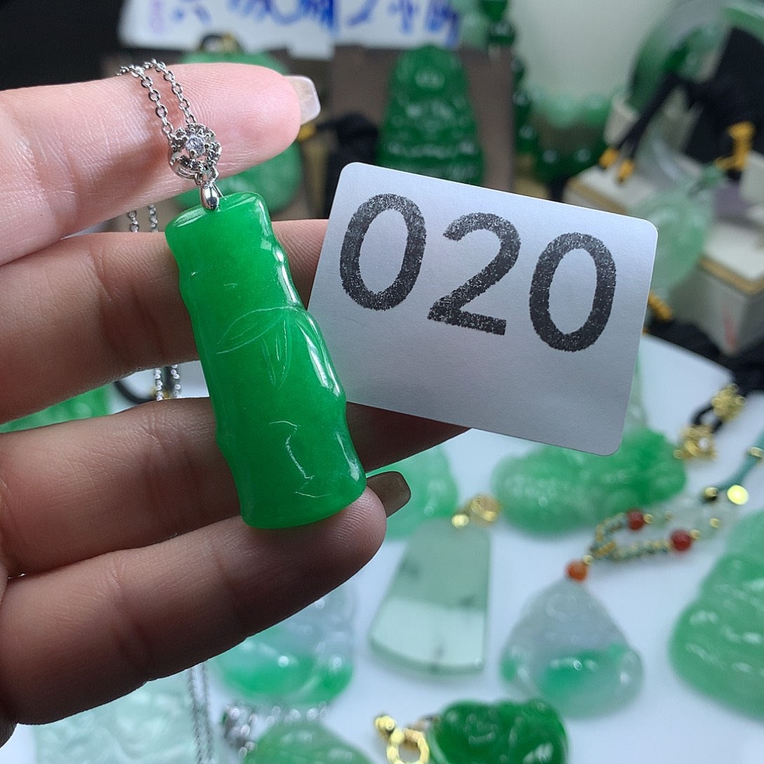 翡翠未镶嵌吊坠(赠链)