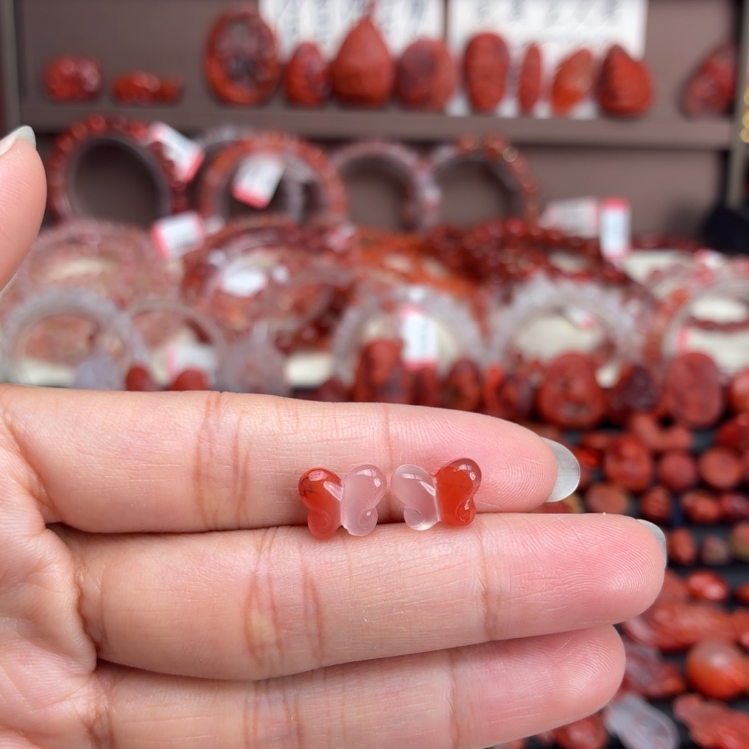 南红玛瑙未镶嵌颈饰蝴蝶一对