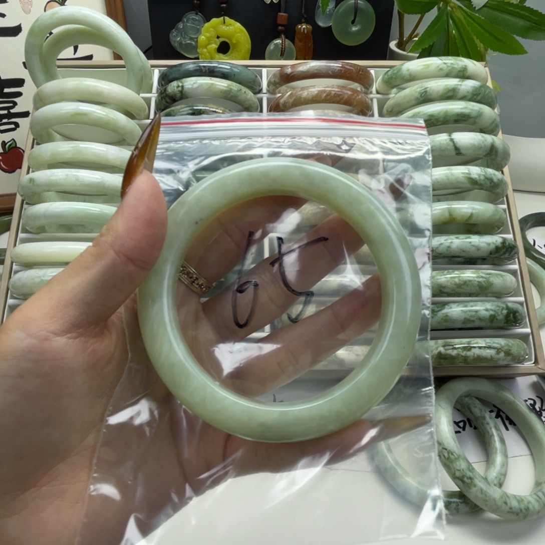 白***۶蛇纹石玉未镶嵌手镯