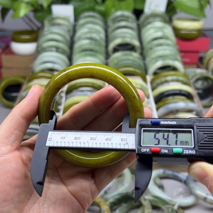 蛇纹石玉未镶嵌手镯41