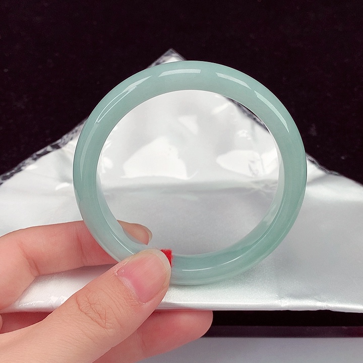 翡翠手镯未镶嵌翡翠