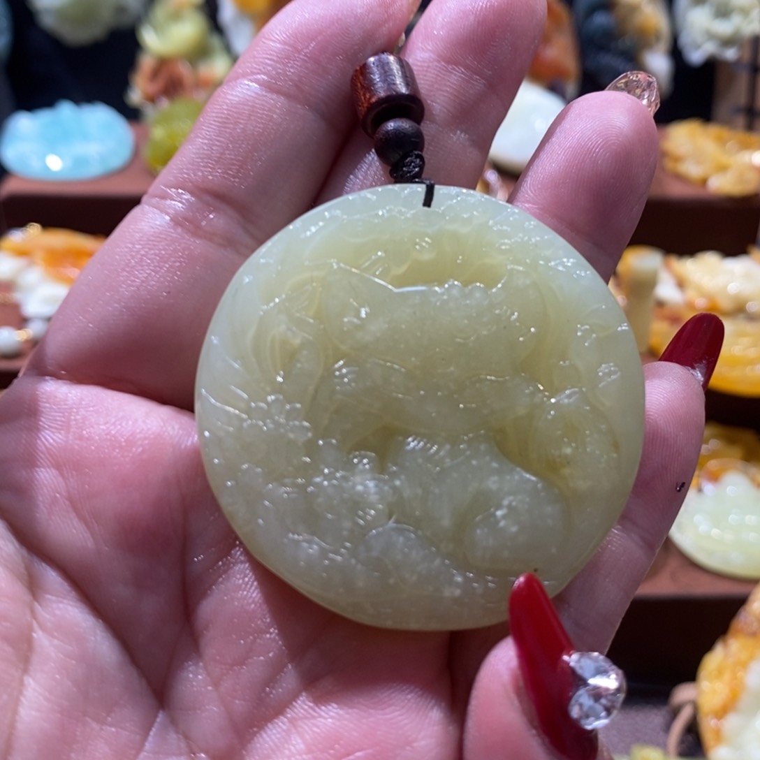 蛇纹石玉颈饰未镶嵌