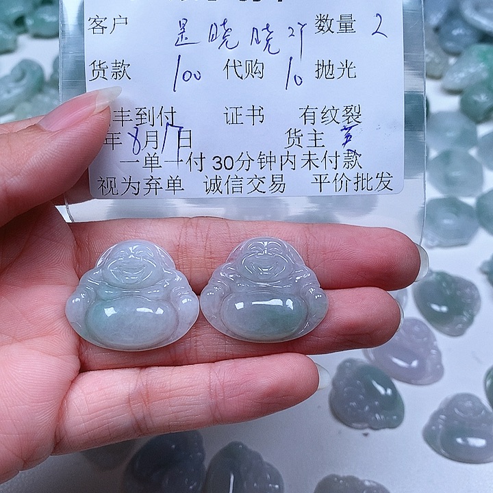 翡翠未镶嵌颈饰是**吖