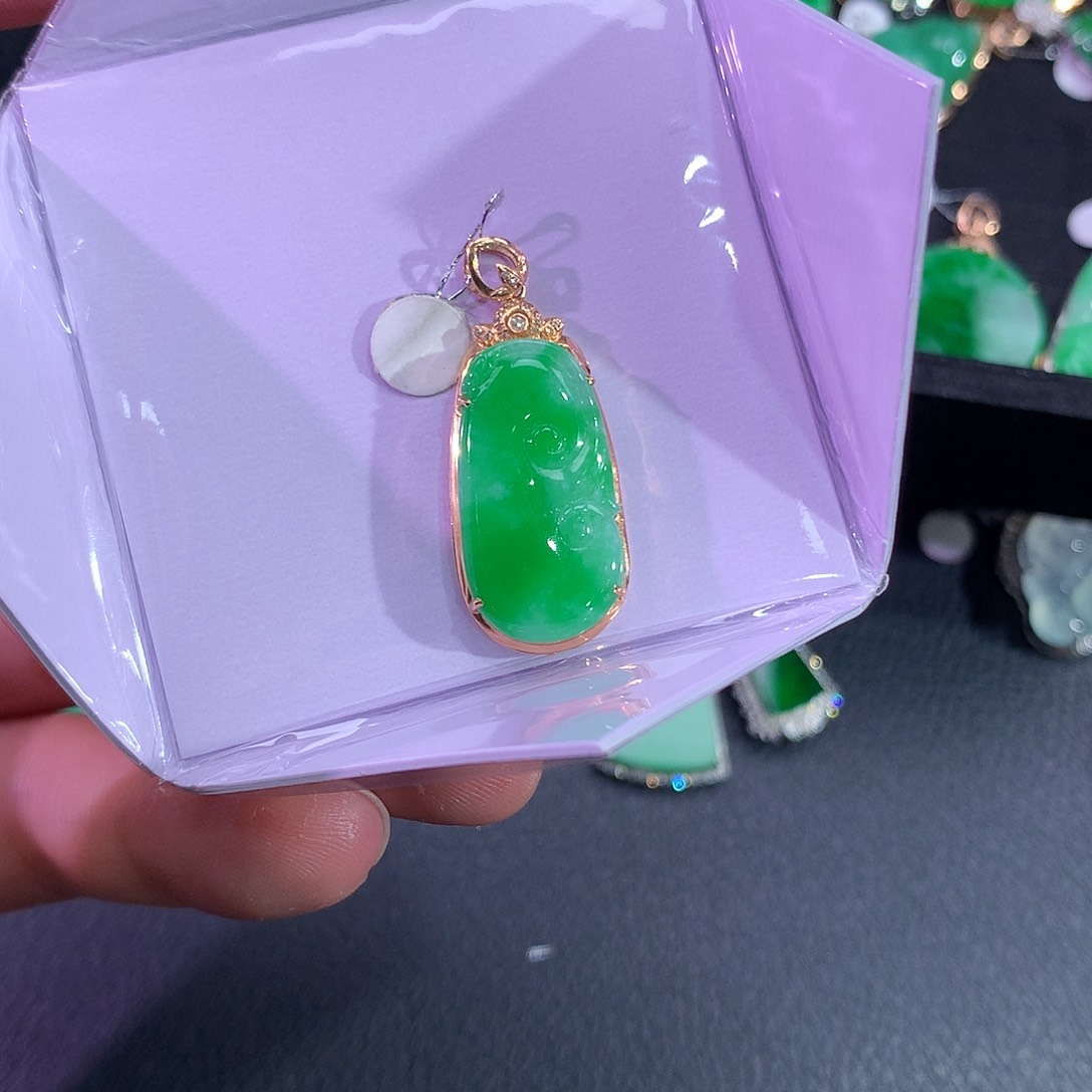 翡翠吊坠(赠链)18K金镶嵌