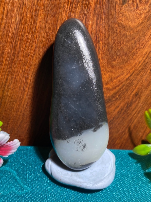 真皮无修，新疆和田玉，形状完整，肉质细腻，青花黑白分明，57.6克