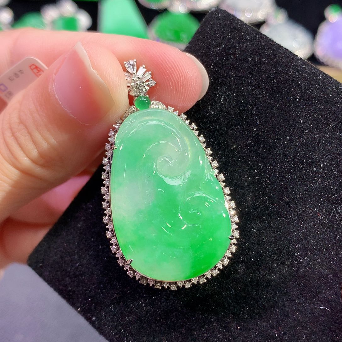 翡翠18K金镶嵌颈饰