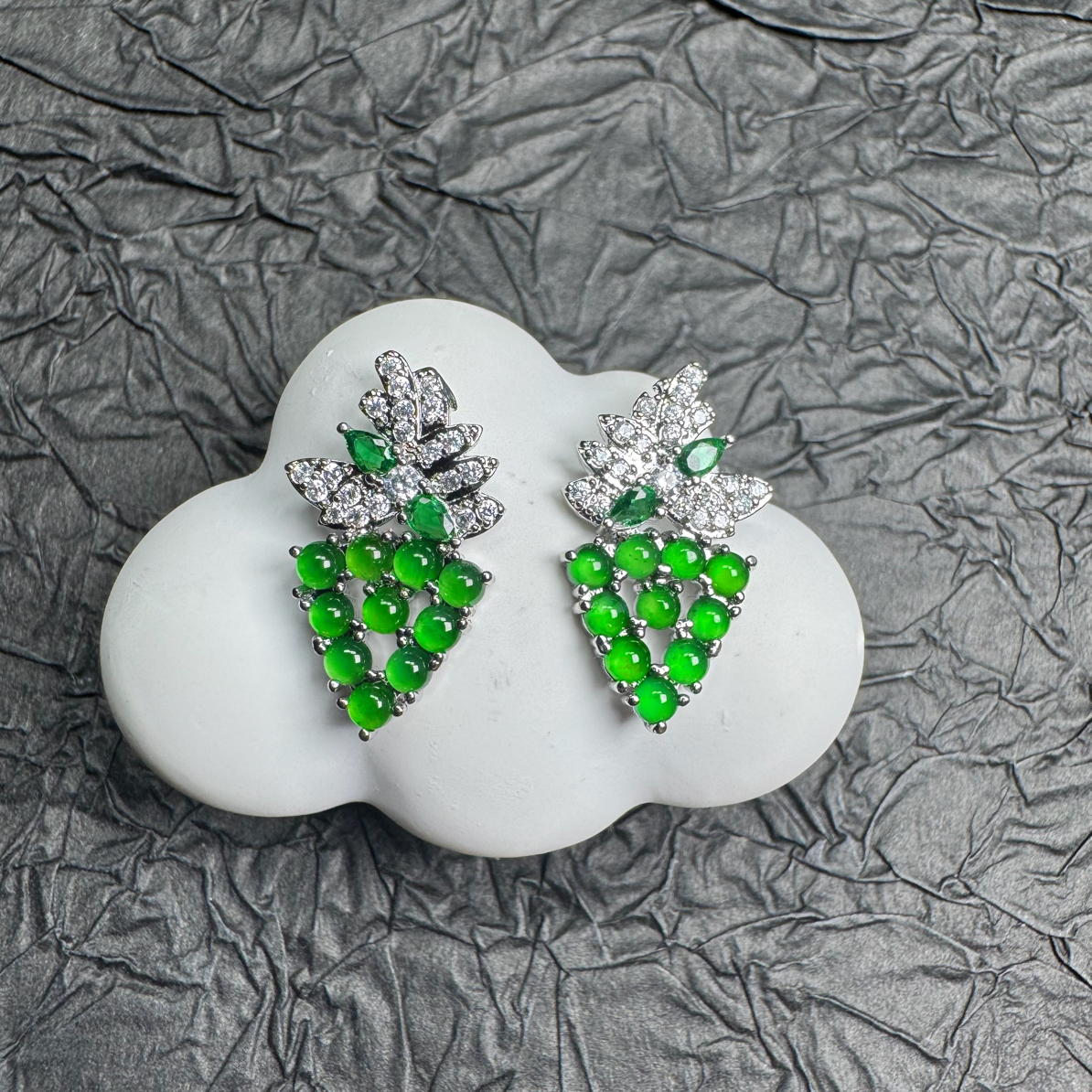 天然翡翠A货 冰阳绿设计款百搭小草莓耳钉（多样性发其一）