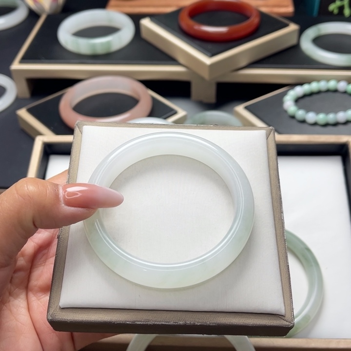 石英质玉手镯未镶嵌?**珊