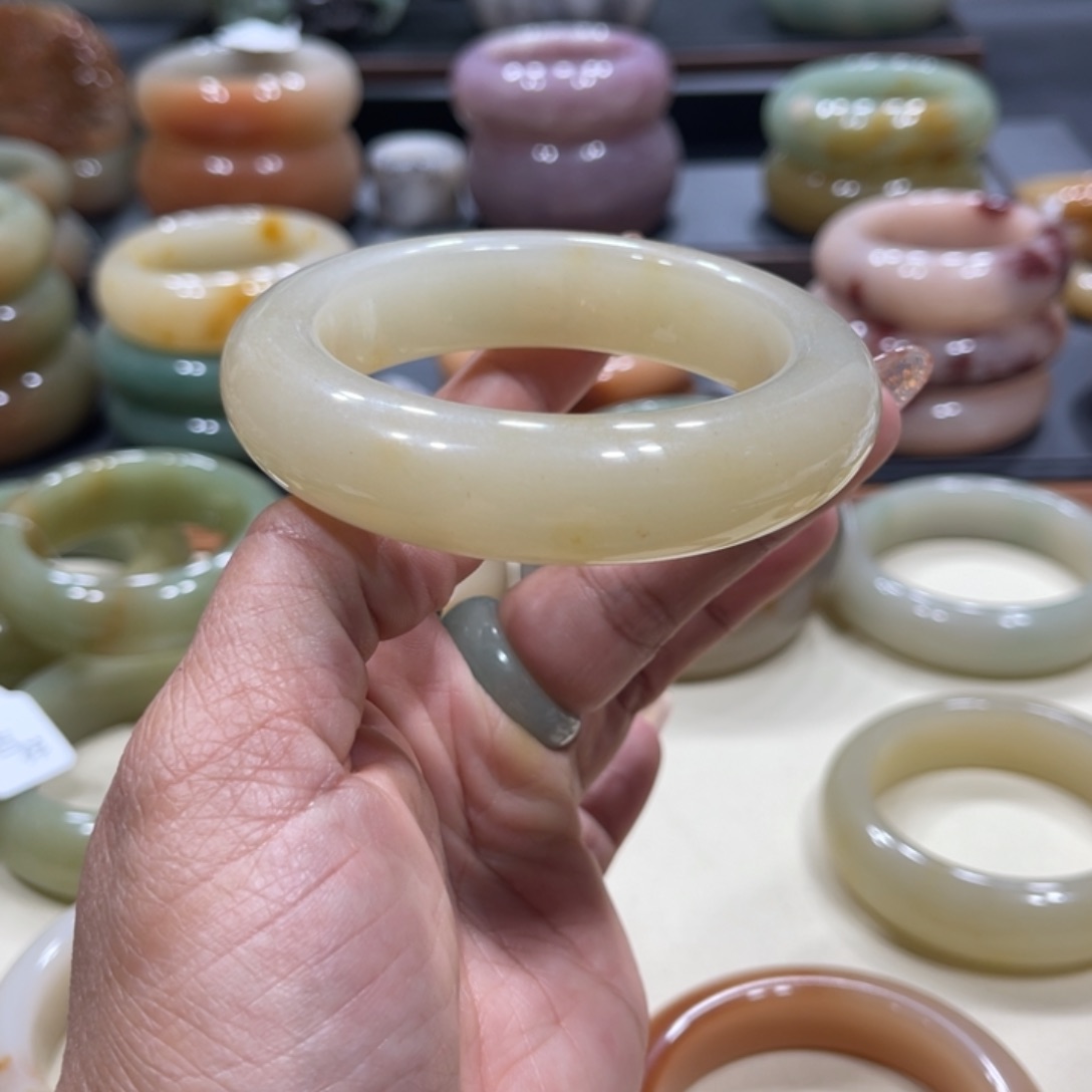 未镶嵌手镯石英岩玉