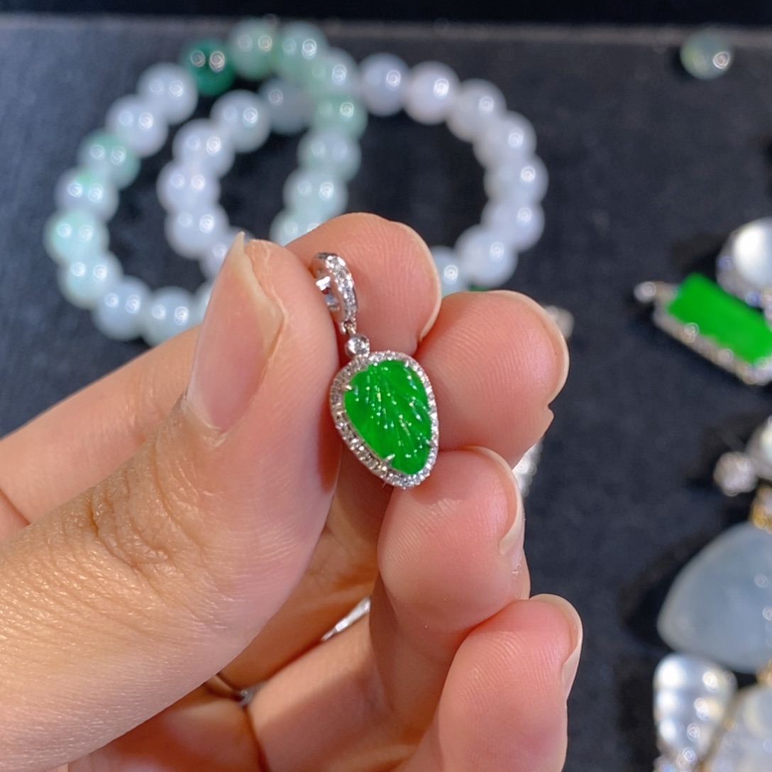 翡翠18K金镶嵌颈饰天然缅甸A货翡翠