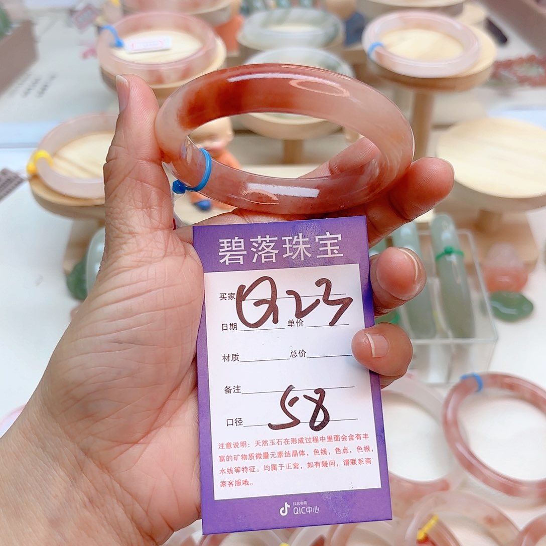 石英质玉手镯未镶嵌爱****?