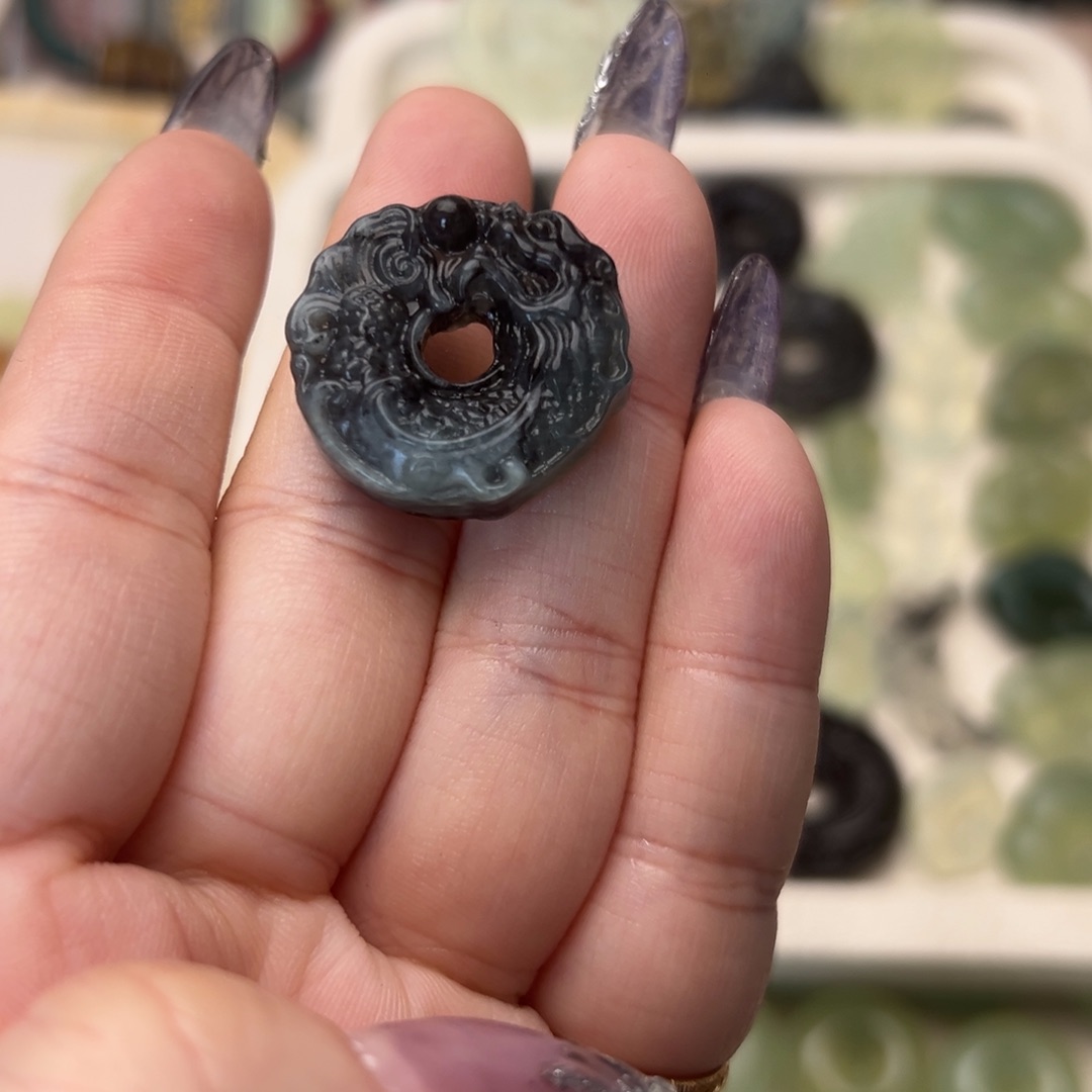 蛇纹石玉颈饰合金