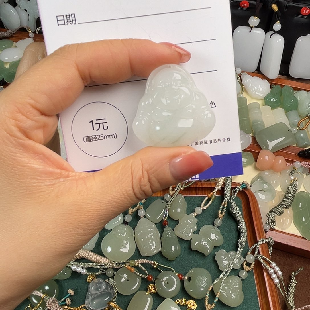 余***心石英质玉未镶嵌颈饰