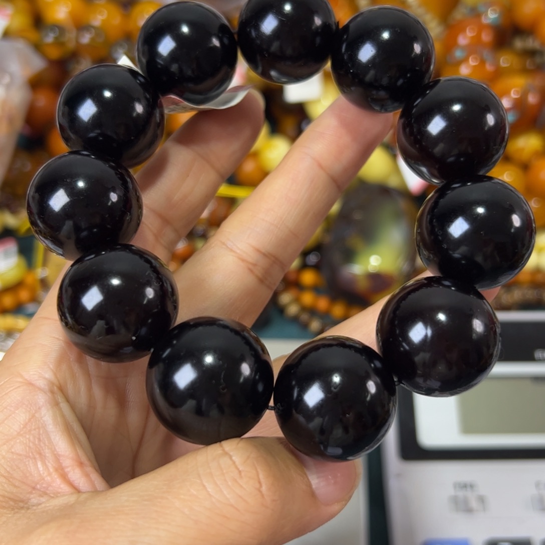 未镶嵌琥珀珠宝奇石375