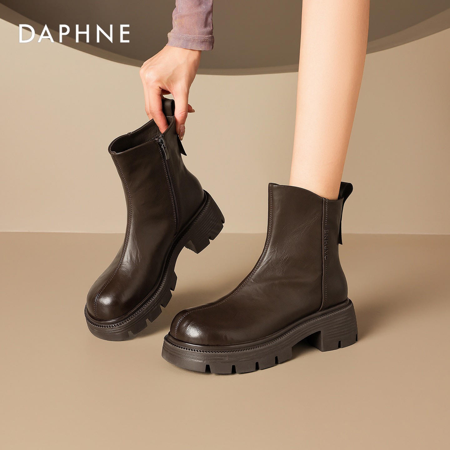 Daphne/达芙妮黑色瘦瘦靴2025年秋冬新款粗跟时尚短靴百搭马丁靴