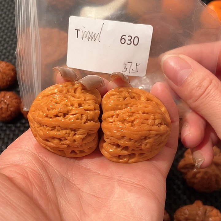 文玩核桃吊坠红宝石37