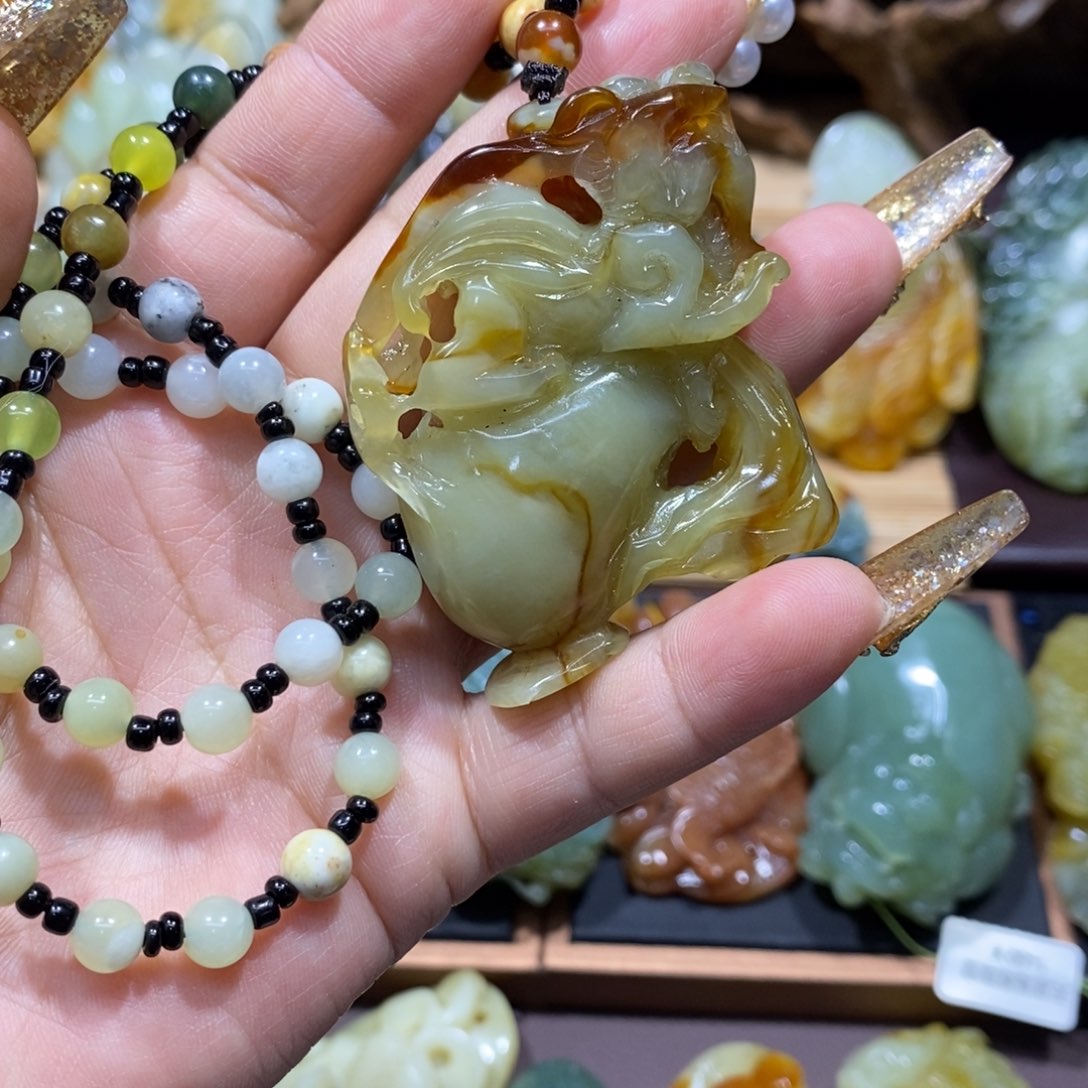 蛇纹石玉颈饰未镶嵌