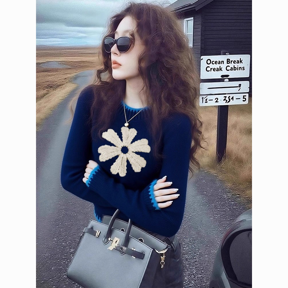 蓝色花朵撞色边毛衣女2025冬季新款高级感巨好看的叠穿针织衫上衣