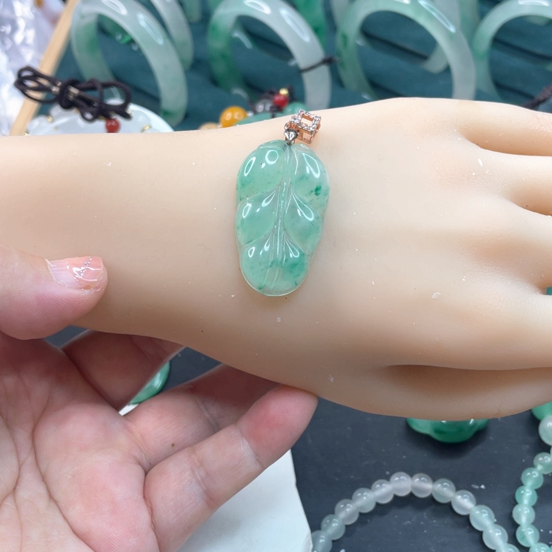 石英质玉未镶嵌颈饰