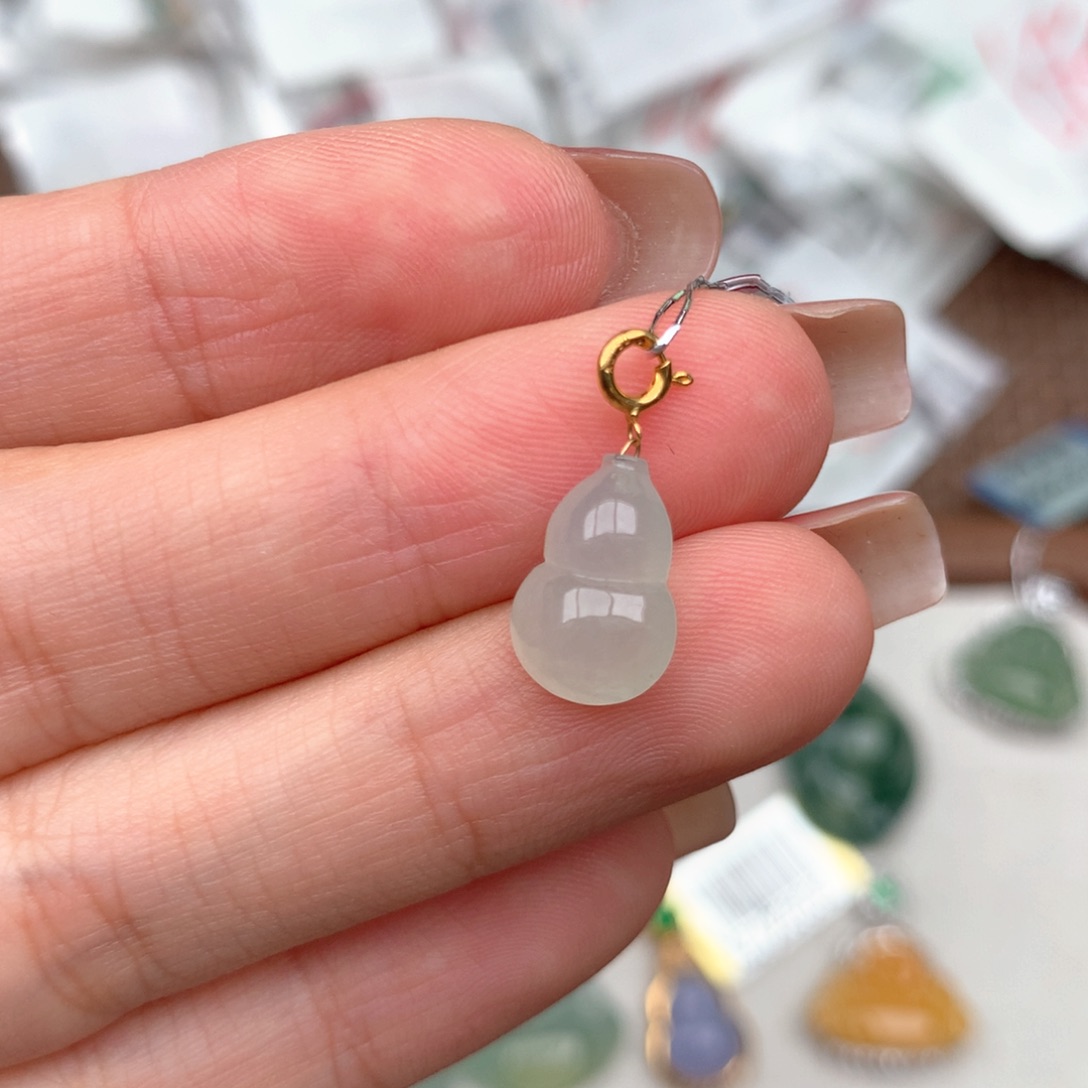 18K金镶嵌挂件翡翠