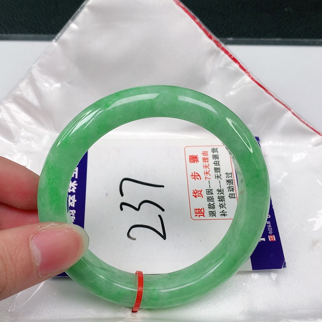 翡翠手镯未镶嵌翡翠