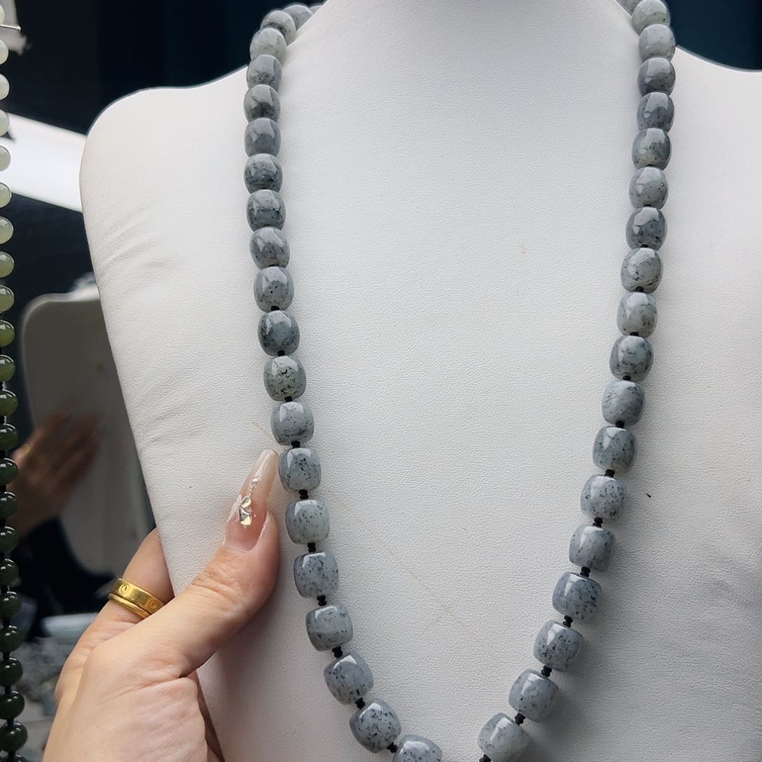 和田玉颈饰未镶嵌文*