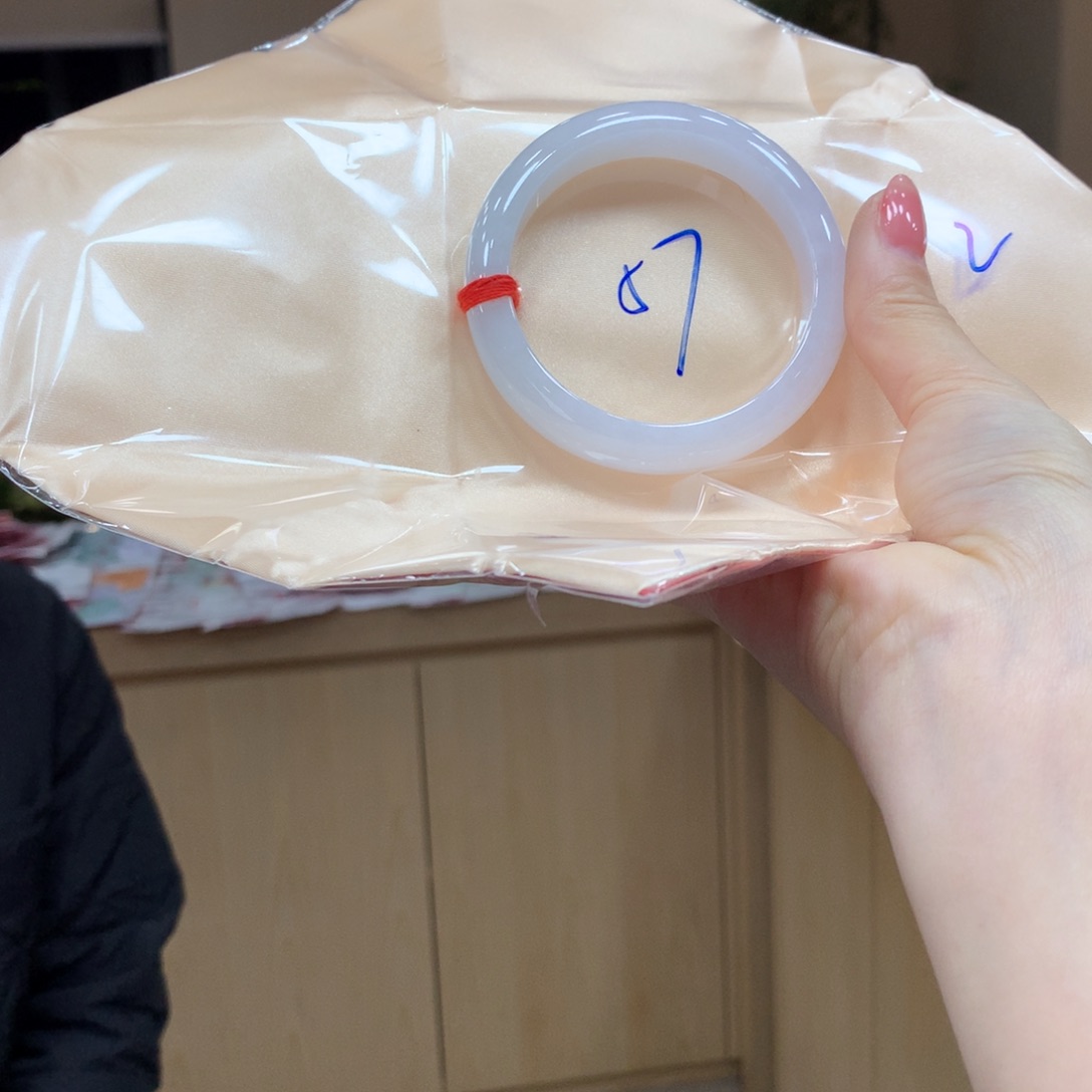 翡翠手镯未镶嵌不退不换