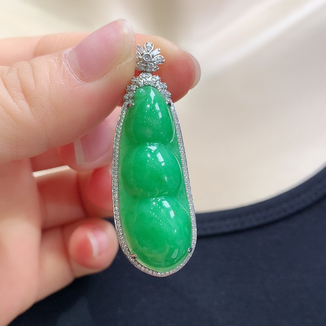 翡翠18K金镶嵌颈饰福豆