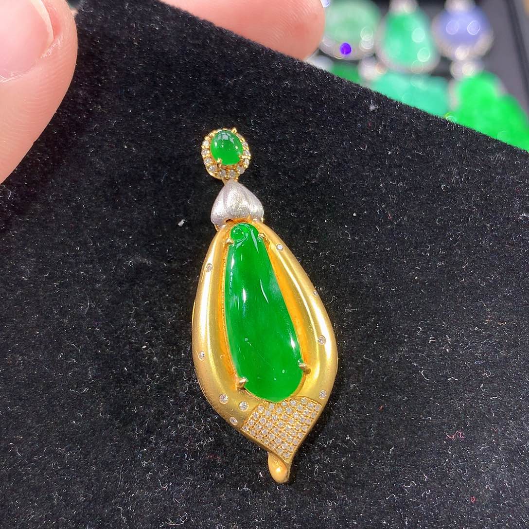 翡翠18K金镶嵌颈饰