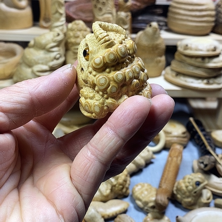 天***雨竹根雕牛角蟾把件