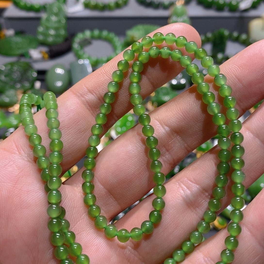 颈饰未镶嵌和田玉（碧玉）