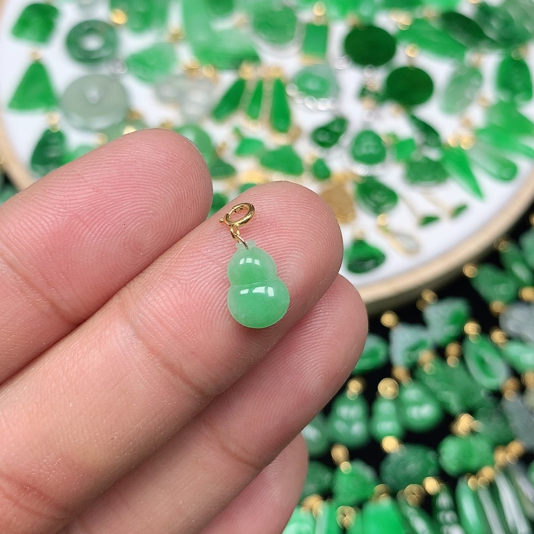 翡翠配石18K金扣 小巧精美飘阳绿小葫芦