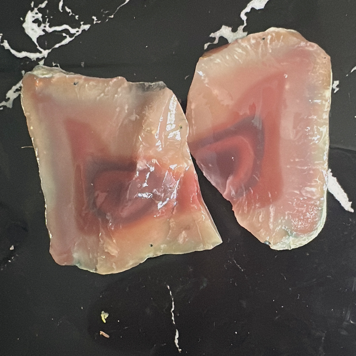 原矿秦紫玉原石，特色对石，玉化通透，重量203克