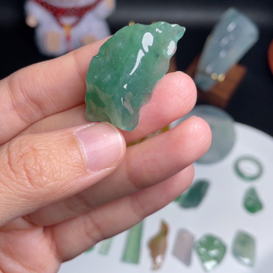翡翠未镶嵌颈饰随行
